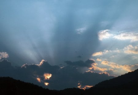 Tramonti a Brosso - di sole tra, nuvole, 1, raggi