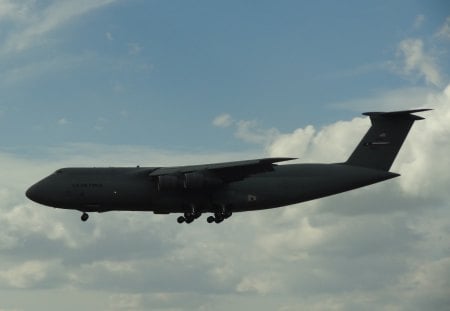 C-5 Coming In - plane, military cargo plane, jet, cargo plane, c 5 galaxy, c5, c 5, galaxy