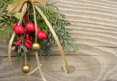 BERRY CHRISTMAS - wood, red, ribbons, decorations, green, mistletoe, berries, gold