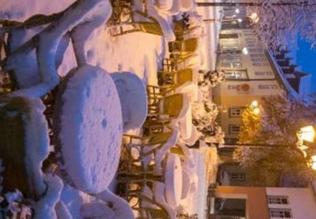 Down town - winter, chaos, cold as ice, street cafe