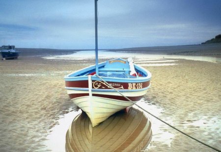 sailboat in alnmouth harbor england - harbor, pools, boats, low tide