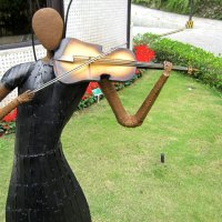 Violin player statue