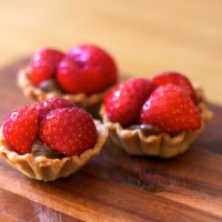 Strawberries and chocolate mini-tarts