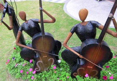 Music statue - cellist, meadow, hot spring hotel, violinist, music statue