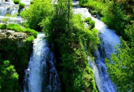 Flowing Waterfalls - trees, falls, day, daylight, cliff, water, waterfalls, nature, white, flowing, leaves, green, rock