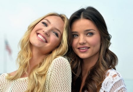 ~✿~ Beautiful girlfriends  ~✿~ - miranda kerr, fashion, blonde, entertainment, candice swanepoel, happy, music, brunette, smiling, forever, beautiful, friendship, lovely, sweet, white, girlfriends, cute