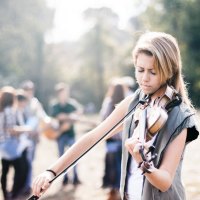 girl playing the violin