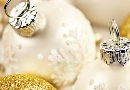 Silver and Gold Christmas - balls, sophisticated, gold, christmas, shiny, feliz navidad, silver, bright, decorations