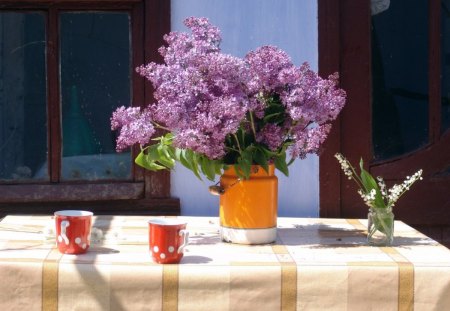 Table decoration - pot, flowers, table, cups