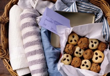 ***Favorite cookies ... for my son ***  ...? - shirt, towel, towels, basket, cookies