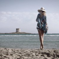 Bellissima ragazza sulla riva del fiume