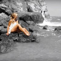 Bellissima ragazza sulla scogliera