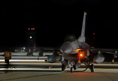 Hot pit refueling F-16