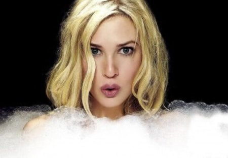 Renee Zellweger - funny, cute, black, actress, bubbles, girl, bridget jones s diary, blonde hair, movie, renee zellweger, woman