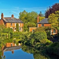 houses on an english river