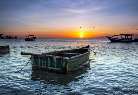 Simply Beautiful - boat, splendor, sunrise, sailboats, sky, sun, clouds, beautiful, sea, beauty, lovely, ocean, boats, nature, sunset, sailboat, peaceful