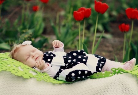 Little girl sleeping in the garden - garde, sleep, girl, people