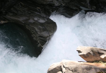 Black stones on the rivers - grey, photography, stones, rivers, black