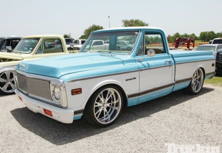 Classic C 10 - Lite Blue-White, Bowtie, GM, Chrome Wheels