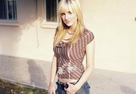 Ashlee Simpson - jeans, style, hrdave, girl, outdoor