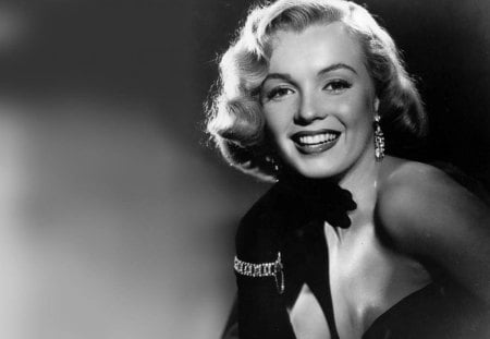 Marilyn Monroe - hollywood, famous, actress, classy, marilyn monroe, lovely, bombshell, earrings, black gloves, pretty, blonde