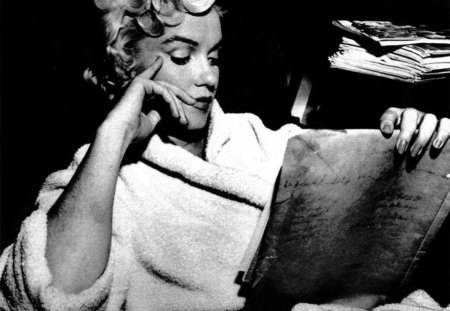 Marilyn Monroe - pretty, studying, reading, blonde, robe, Hollywood, actress, Marilyn Monroe, famous