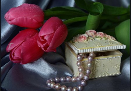 Red tulips - pearls, elegance, buds, tulips, dew, still life, white, box, natura, drops, jewelry, silk, nature, pink, red, flowers, small