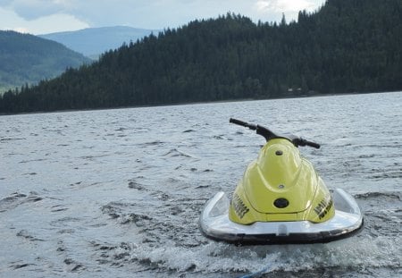 A Fun day on Shuswaps Lakes BC - Canada - lakes, mountains, black, yellow, white, clouds, photography, trees, green