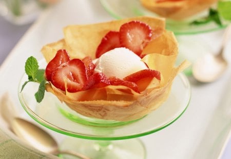 Strawberry delite - ice cream, food, strawberry, serves