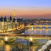 the beautiful seine river in paris