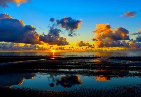 SUNSET HORIZON - horizon, beach, england, sky, scenic, a seaside, colorful, tropical, sunset, nature, reflection, clouds, twilight, sea