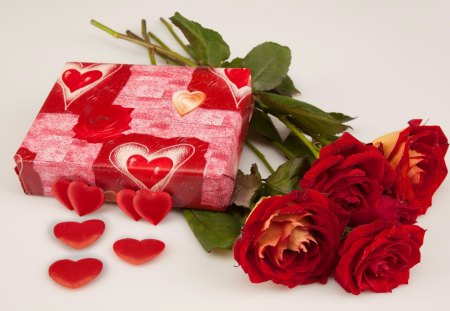 Gift and roses - pretty, roses, beautiful, present, lovely, petals, bouquet, leaves, flowers, passion, holiday, red, valentine, nice, gift, hearts