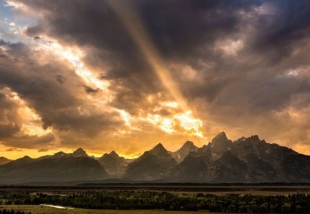 the great grand tetons in wyoming - sun raus, forest, clouds, mountains, vallet