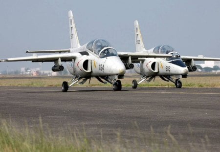 S-211 taxiing - trainer, basic, advance, warrior aircraft