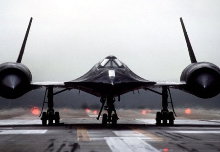 Front view of SR-71 aircraft 