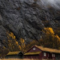 house at the foot of the mountain