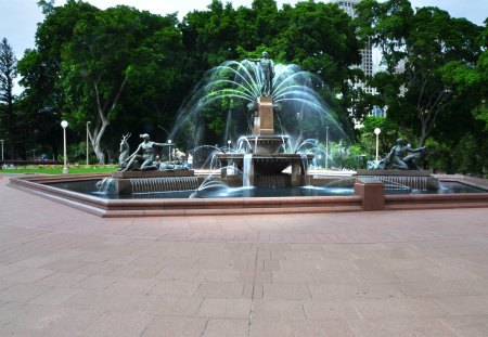 HYDE PARK FOUNTAIN - SANDSTONE, SPRAY, STATUE, WATER