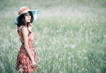 DRESS BRUNETTE - girl, brunette, hat, grass