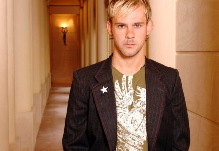 dominic_monaghan - room, look, cool, suit, actor, hitel