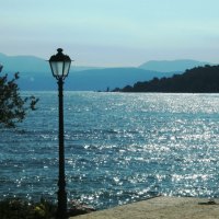 The light and the reflections in the water