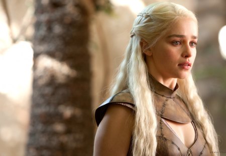 Daenerys Targaryen - game of thrones, people, british, emilia clarke, beautiful, tv series, models, entertainment, daenerys targaryen, celebrity