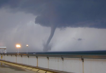 Tornado - Moveing, Water, Feeway, Torando