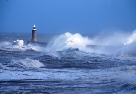 Lighthouse Waves - lighthouse, nasty waves, waves crashing, lighthouse waves, tsunami, waves