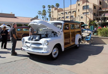 Chevy Woodie - Bowtie, GM, White, Classic