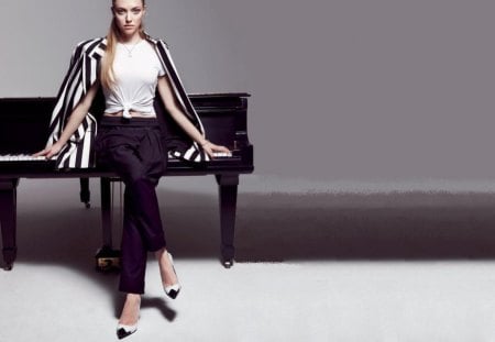 Amanda Seyfried - piano, actress, amanda, beautiful, amanda seyfried, model, blonde, seyfried