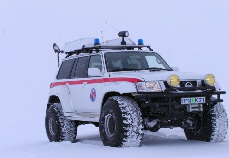 jeep on snowy road - jep, snow, road, patch