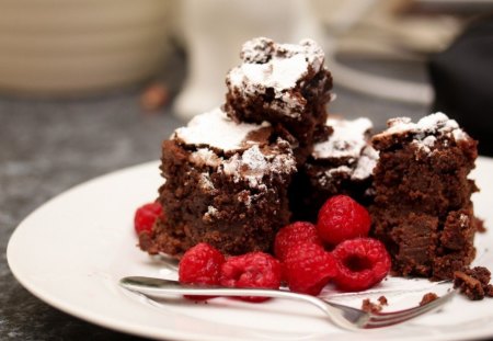 Raspberry cake - sweets, raspberry, chocolate, desserts, food, plate, cake