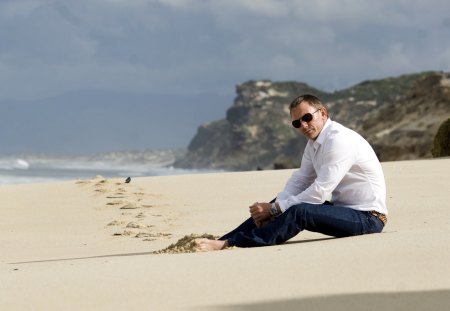 Daniel Craig - actor, blue, beach, sea, ocean, man, sand, glasses, daniel craig, sky