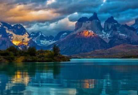 wondrous sunbeams shining on mountains - sunbeams, mountains, lake, clouds