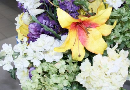 Bouquet of flowers 01 - purple, flowers lily, yellow, photography, green